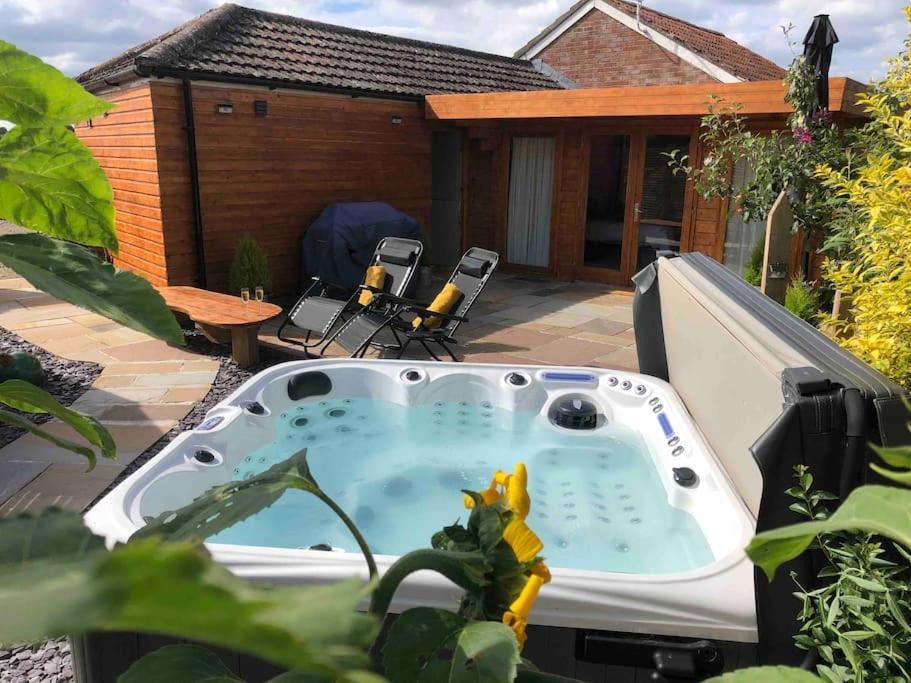 Moors Wood Relaxing ,Tranquil Retreat With Hot Tub Villa Chippenham  Exterior photo